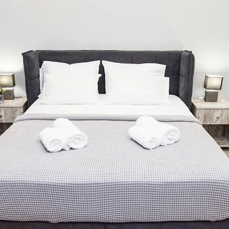 E Spacious Cornered Brand New Studio Apartment E Афины Экстерьер фото