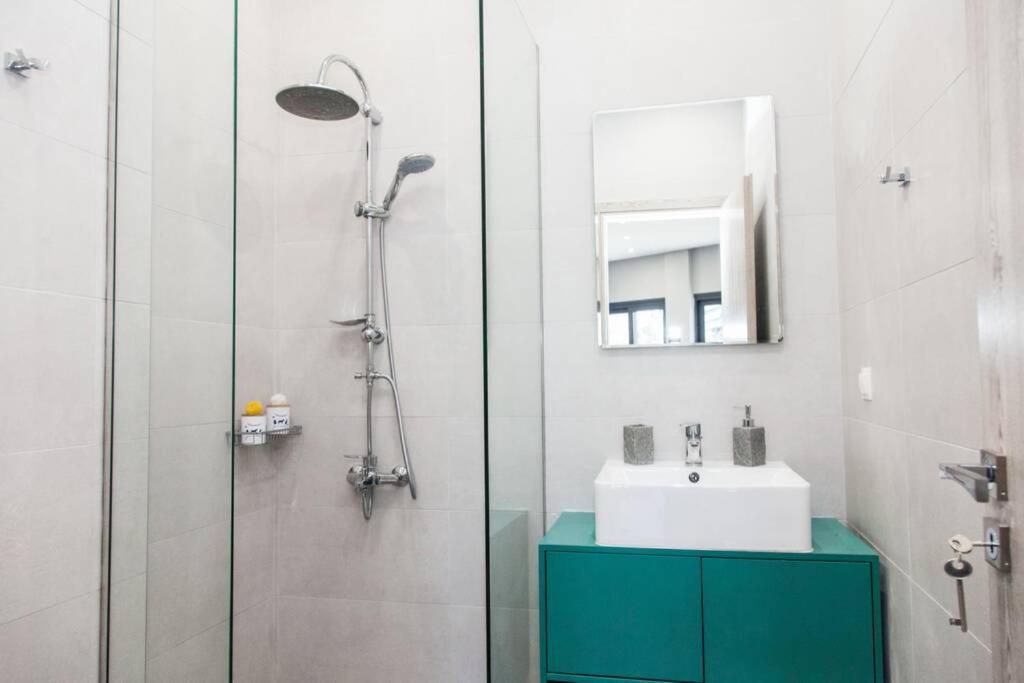 E Spacious Cornered Brand New Studio Apartment E Афины Экстерьер фото